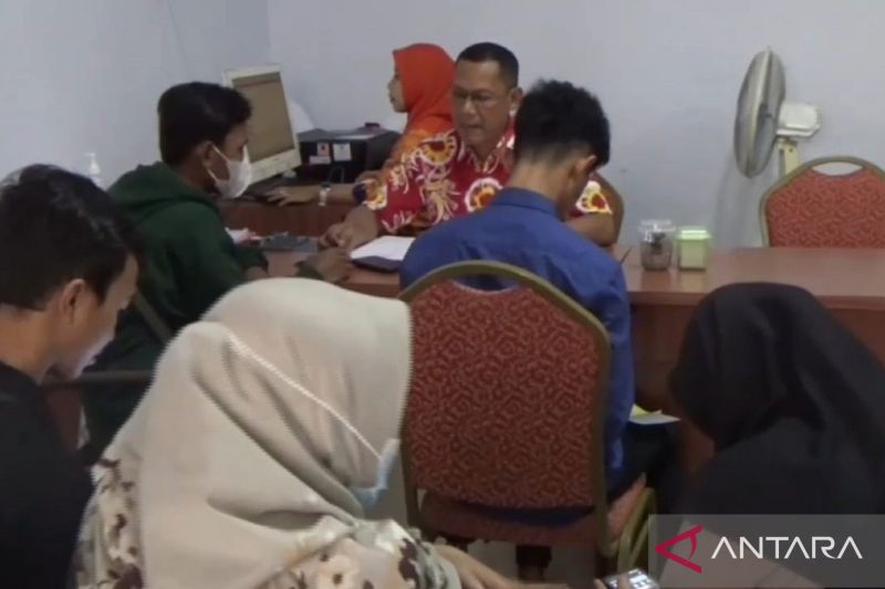 Para calon buruh migran sedang mengurus syarat administrasi di kantor Dinas Perdagangan, Perindustrian, dan Tenaga Kerja (DPPTK) Kabupaten Ngawi, Jawa Timur. ANTARA/Louis Rika