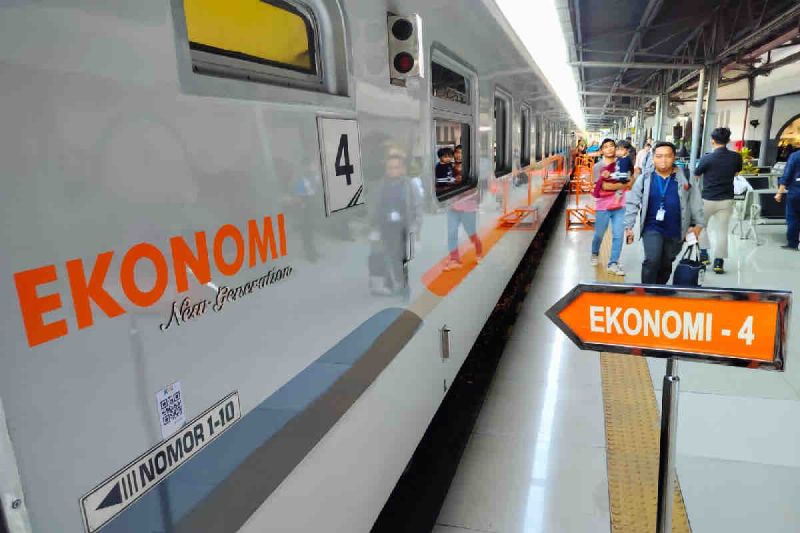 Sejumlah calon penumpang kereta berjalan di samping kereta Ekonomi New Generation. ANTARA/HO-Humas KAI