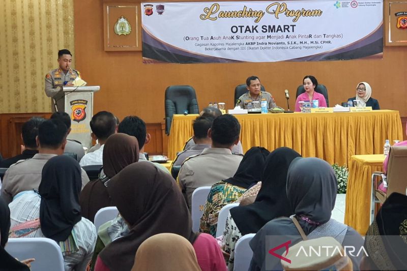 Polres Majalengka saat meluncurkan program orang tua asuh untuk anak stunting di Majalengka, Jawa Barat, Selasa (15/10/2024). (ANTARA/Fathnur Rohman)
