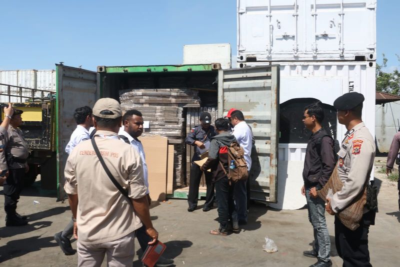 Anggota Satgas Operasi Mantap Praja Cartenz 2024 mengamankan kedatangan logistik pilkada di Merauke. (ANTARA/HO/Humas Polda Papua)