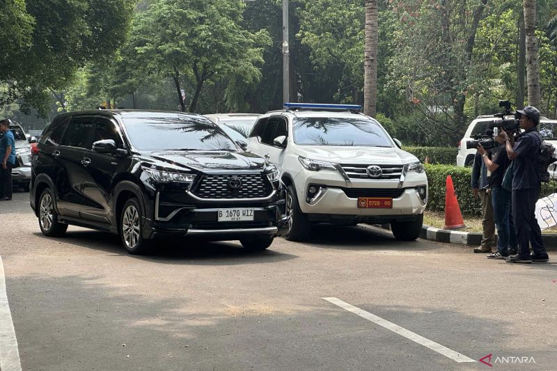 Sebuah mobil yang ditumpangi Calon Gubernur Jakarta Pramono Anung meninggalkan area sekitar kediaman Prabowo di Jalan Kertanegara, Jakarta, Selasa (15/10/2024). ANTARA/Rio Feisal
