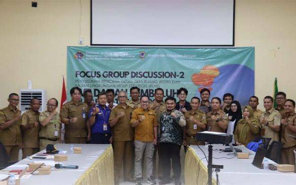 Asisten Ekobang Setda Kabupaten Seruyan, Adhian Noor, Foto bersama saat ?membuka kegiatan FGD II ?Penyusunan Rencana Detail Tata Ruang (RDTR) Wilayah Perencanaan Danau Sembuluh (Foto : Prokom Seruyan)