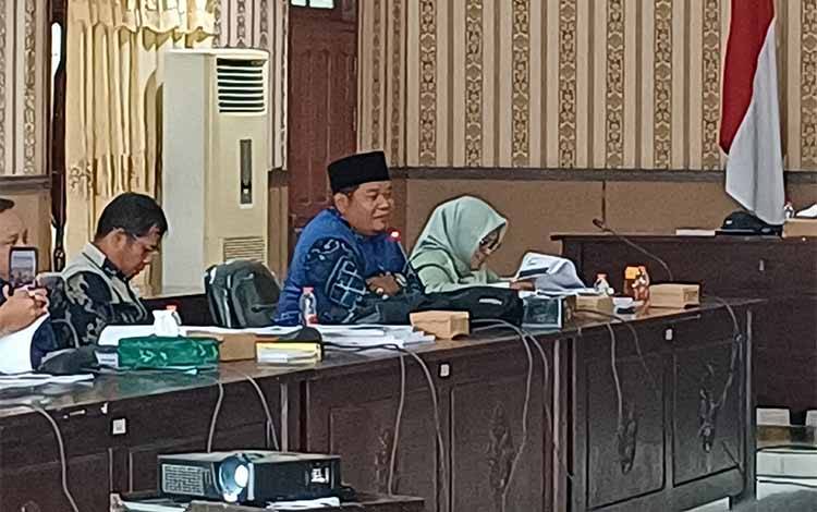 Anggota Komisi III DPRD Kotawaringin Timur Marudin dalam rapat kerja APBD perubahan, Kamis, 17 Oktober 2024. (FOTO: DEWIP)