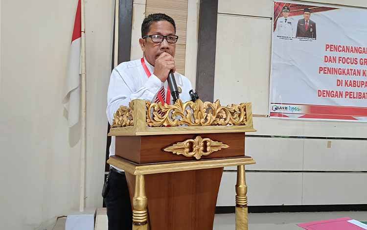 Kalaksa BPBD Damkar Barito Timur, Ahmad Gazali,? menyampaikan laporan pada kegiatan pencanangan komitmen bersama dan FGD peningkatan kesiapsiagaan bencana yang digelar di Aula Dinas Pertanian dan Ketahanan Pangan Barito Timur, Kamis, 17 Oktober 2024. (FOTO: AGUSTINUS BOLE MALO)