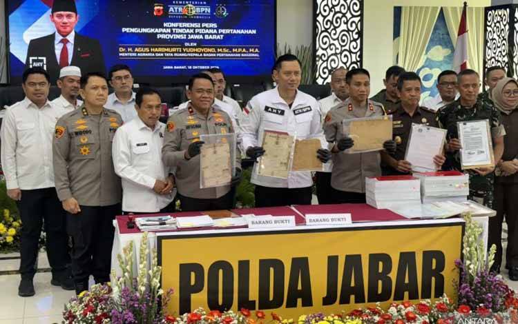 Menteri Agraria dan Tata Ruang/Kepala Badan Pertanahan Nasional (ATR/BPN) Agus Harimurti Yudhoyono atau AHY mengungkap dua kasus mafia tanah di Mapolda Jawa Barat, Kota Bandung, Jumat (18/10/2024). (ANTARA/Rubby Jovan)