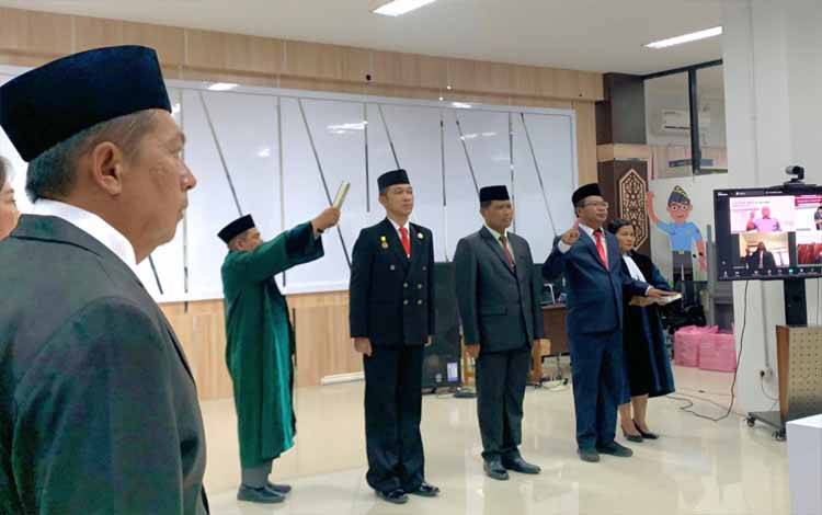 Meldy Putera saat dilantik menjadi anggota PAW Majelis Pengawas Daerah Notaris Kotawaringin Timur. (FOTO: Lapas Sampit)