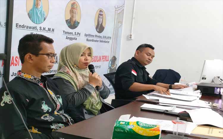 Ketua Bawaslu Palangka Raya Endrawati saat memimpin press release temuan pemasangan APK tidak sesuai ketentuan (Foto : PATHUR)