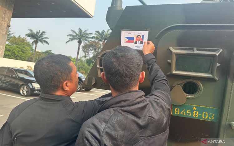 Dua orang prajurit menempelkan kertas keterangan tamu kenegaraan untuk acara pelantikan Presiden dan Wakil Presiden Terpilih Prabowo Subianto-Gibran Rakabuming Raka di kompleks parlemen, Senayan, Jakarta, Sabtu (19/10/2024). (ANTARA/Rio Feisal)