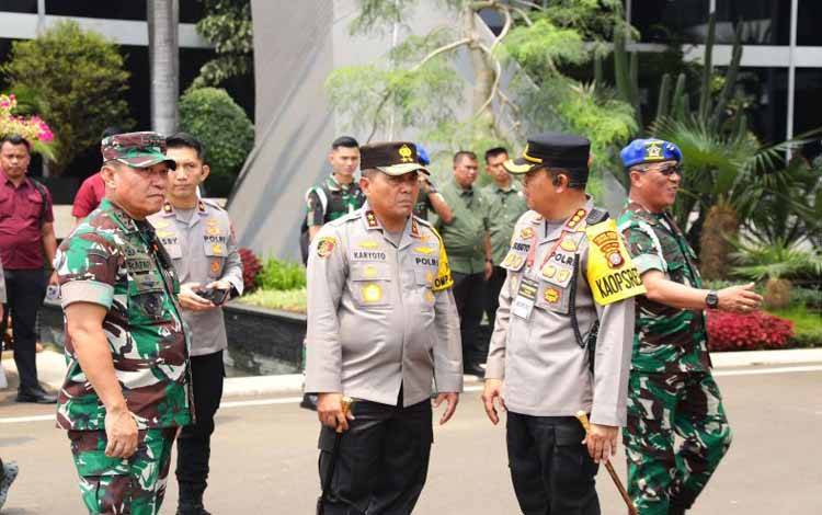 Kapolda Metro Jaya Irjen Polisi Karyoto bersama Pangdam Jaya Mayjen TNI Rafael Granada Baay (kiri) saat mengecek kesiapan pengamanan pelantikan presiden di Gedung DPR/MPR, Jakarta, Sabtu (19/10/2024). ANTARA/HO-Humas Polda Metro Jaya