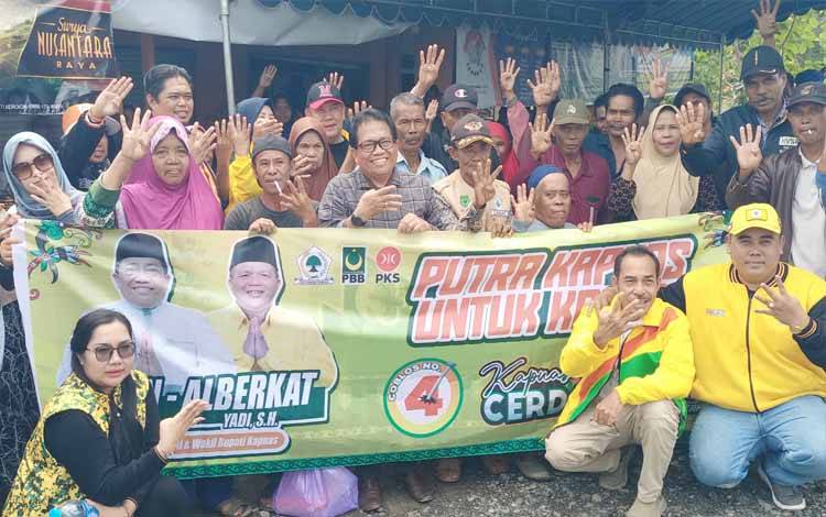 Paslon Erlin Hardi - Alberkat Yadi bersama tim pemenangan dan warga usai kampanye dialogis. (FOTO: IST)