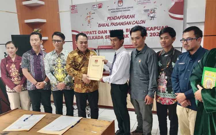 Ketua KPU Kapuas, Deden Firmansyah saat menyerahkan SK PAW Anggota PPK Kecamatan Pulau Petak, Minggu, 20 Oktober 2024. (FOTO: IST)