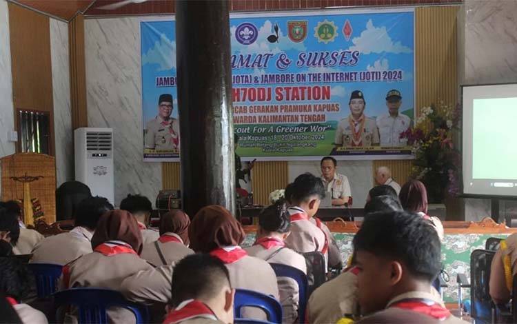 Suasana saat Kadisarpustaka Kapuas, Suwarno Muriyat berikan paparan kegiatan JOTA dan JOTI Pramuka Kapuas. (FOTO: IST)