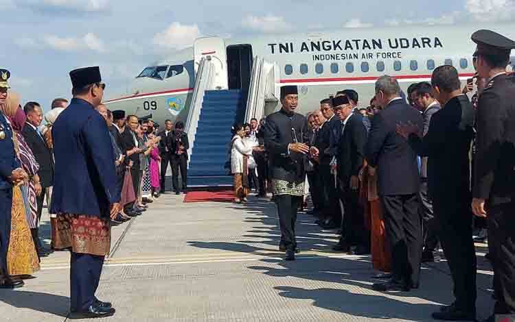 Presiden Prabowo (kiri) menyaksikan Presiden Ke-7 RI Joko Widodo berpamitan dengan sejumlah menteri Kabinet Indonesia Maju (KIM) di Lanud Halim Perdanakusuma, Jakarta, Minggu (20/10/2024), menjelang keberangkatan Jokowi pulang ke Solo usai ournatugas. (ANTARA/Andi Firdaus)