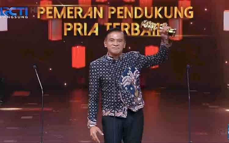 Aktor Donny Damara Menggunakan Produk Batik Sawit dari Smart Batik pada IMA Awards 2024 (Sumber: Youtube Official RCTI)