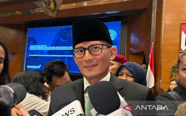 Menteri Pariwisata dan Ekonomi Kreatif (Menparekraf) periode 2020-2024 Sandiaga Salahuddin Uno saat ditemui usai kegiatan serah terima jabatan kepada Menteri Pariwisata dan Menteri Ekonomi Kreatif/Kepala Badan Ekonomi Kreatif Periode 2024-2029 yang digelar, di Jakarta, Senin (21/10/2024). ANTARA/Sinta Ambar