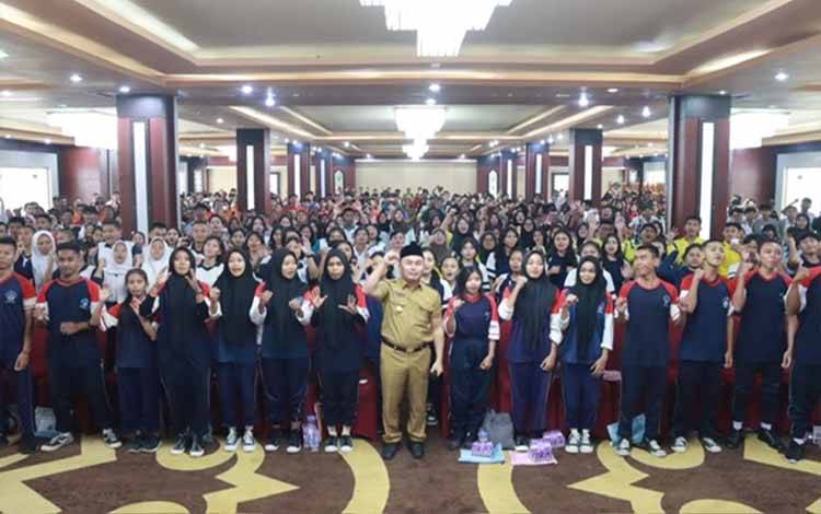Gubernur Kalimantan Tengah, Sugianto Sabran foto bersama siswa dan siswi saat Penyuluhan Penyiapan Tenaga Kerja Siap Pakai Bagi Siswa-Siswi SMA dan SMK di Aula Jayang Tingang, Kantor Gubernur Kalteng, Senin, 21 Oktober 2024. (FOTO:ASEP/RIZALDI)