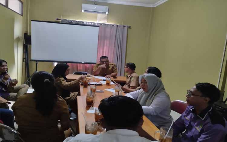 Rapat koordinasi Dinas Pertanian dan Ketahanan Pangan Kota Palangka Raya bersama vaksinator rabies pada Senin, 21 Oktober 2024 siang.(FOTO: TESTI PRISCILLA)