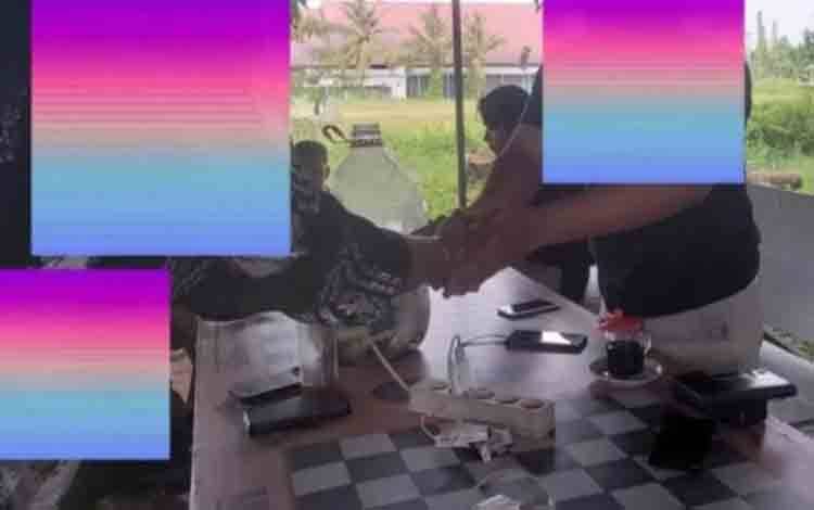 G berjabat tangan dengan A usai dimediasi oleh Ketua Tim Virtual Police Bidhumas Polda Kalteng Ipda Shamsuddin. (Foto: Tim Virtual Police Bidhumas Polda Kalteng)