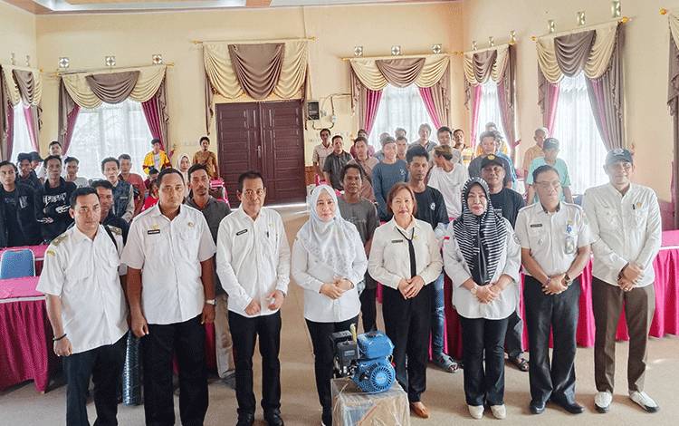 Camat Kahayan Hilir foto bersama seusai menerima bantuan alat mesin Alkon, (FOTO:RETHA)?