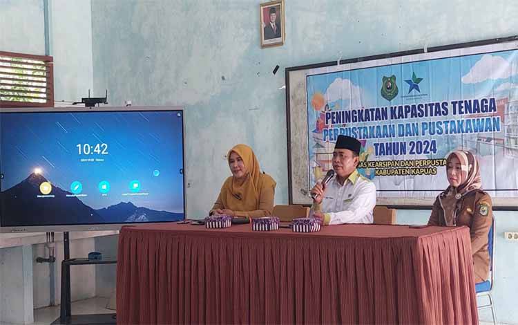 Suasana saat Kepala Disarpustaka Kapuas memberikan materi pada peningkatan kapasotas pengelolaan perpustakaan di Kecamatan Pulau Petak. (FOTO: IST)