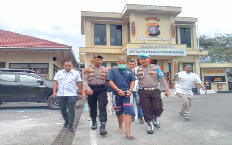 Kasat Reskrim Polres Kotim saat melakukan press release kasus penipuan hipnotis di Kantor Polres Kotim. (FOTO: BUDDI)