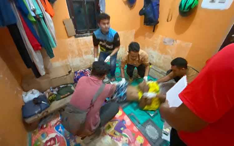 Personel Polsek Kolam lakukan evakuasi korban bunuh diri di barakan perusahaan. (Foto : ISTIMEWA)