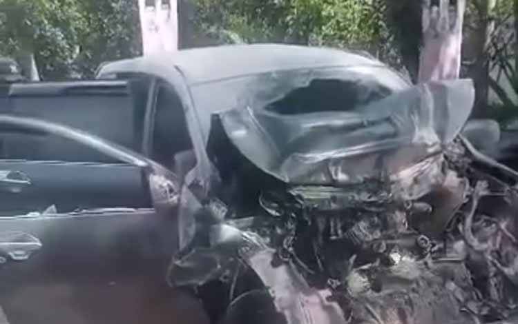Kondisi kendaraan korban yang bertabrakan dengan truk di jalan nasional Desa Pecoro, Kecamatan Rambipuji, Rabu (23/10/2024). (ANTARA/HO-Satlantas Polres Jember)