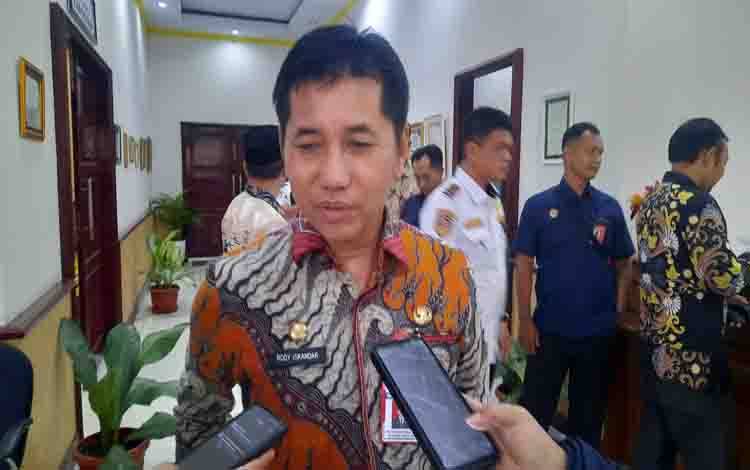 Sekda Kobar Rody Iskandar saat diwawancarai awak media. (Foto : DANANG)