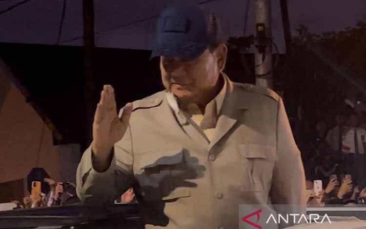Presiden Prabowo Subianto saat menyapa masyarakat yang berkerumun di gerbang luar halaman Akademi Militer (Akmil), Magelang, Provinsi Jawa Tengah, Kamis (25/10/2024). (ANTARA/Rio Feisal)