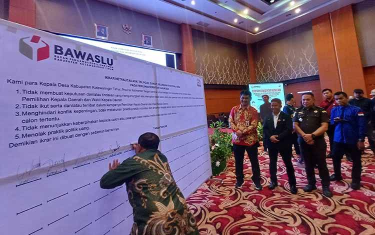 Kepala desa dan lurah se Kabupaten Kotawaringin Timur menandatangani komitmen jaga netralitas Pilkada 2024, Kamis, 24 Oktober 2024. (FOTO: DEWIP)