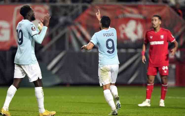 Penyerang Lazio Pedro Rodriguez (9) merayakan keberhasilannya membobol gawang FC Twente pada pertandingan Liga Europa di Stadion De Grolsch Veste, Enschede, Kamis (24/10/2024). (ANTARA/AFP/TOBIAS KLEUVER)