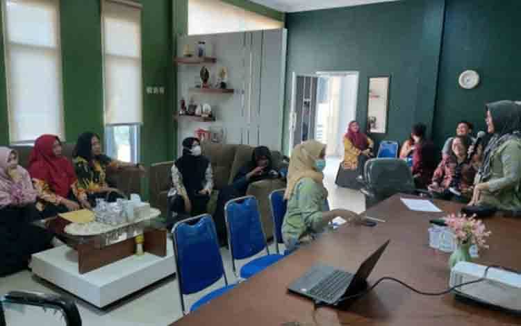 Sosialisasi aplikasi SIPAGAR yang dilakukan oleh Puskesmas Arsel di Dinas Pariwisata Kobar.