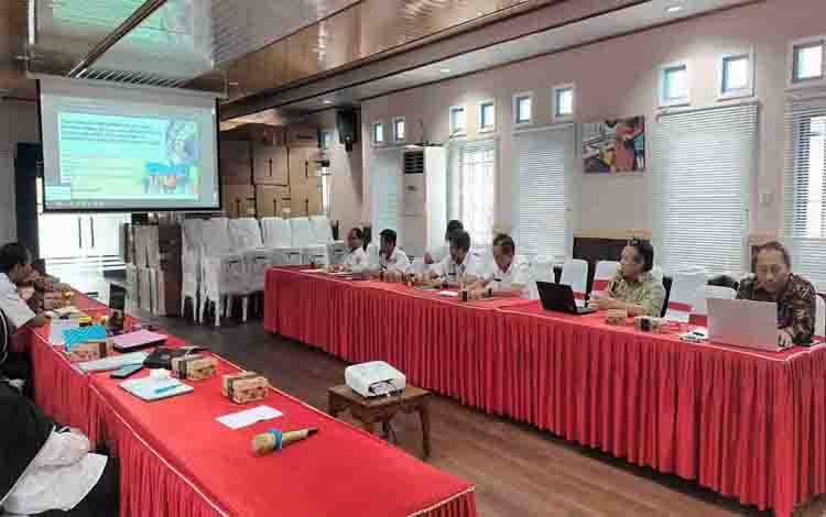 Tim IPB University mempresentasikan Laporan Akhir Kegiatan Sylvofisheri dan penanaman mangrove
