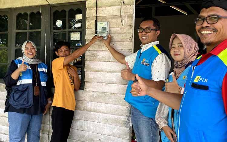 Penyalaan program LUTD 2024 pada Rabu (23/10) di Palangka Raya oleh Manager PLN UP3 Palangka Raya Purwanto beserta jajarannya di rumah Sutrisno, seorang kuli bangunan dari Palangka Raya. (ANTARA/HO-PLN UID Kalselteng)