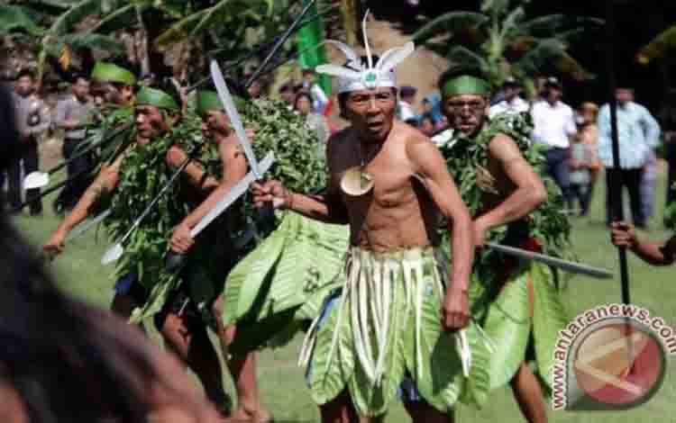 Tari Perang Suku Enggano Masyarakat suku Enggano mempertunjukkan tarian perang tradisional mereka seusai upacara HUT RI di Desa Apoho, Pulau Enggano, Bengkulu Utara, Bengkulu, Rabu (17/8/2016). (ANTARA/David Muharmansyah)