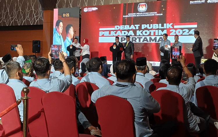 Suasana debat kandidat perdana Pilkada Kotawaringin Timur, Sabtu, 26 Oktober 2024. (FOTO: DEWIP)
