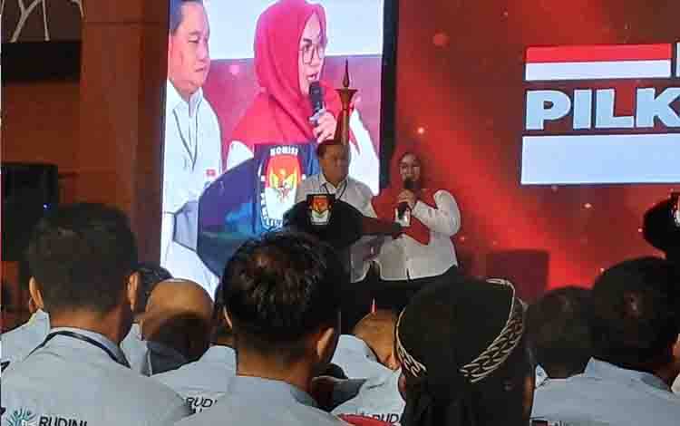 Pasangan calon Bupati dan Wakil Bupati Kotawaringin Timur nomor urut 1 Halikinnor-Irawati saat debat pertama Pilkada Kotawaringin Timur, Sabtu, 26 Oktober 2024. (FOTO: DEWIP)