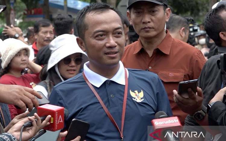 Menteri Sekretaris Negara (Mensesneg) Prasetyo Hadi saat menyampaikan keterangan di Akmil Magelang, Jateng, Minggu (27/10/2024). (ANTARA/Andi Firdaus)