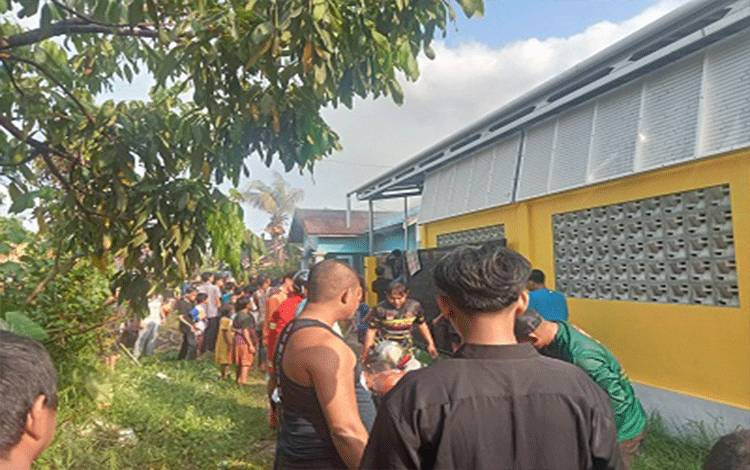 Petugas Pemadam dan relawan swadaya kebakaran Sampit saat berusaha memadamkan api di lokasi kebakaran di Jalan Muhran Ali, Gang Muslimin, Kecamatan Baamang, Kabupaten Kotim. (FOTO: BUDDI)