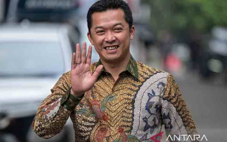 Mantan atlet nasional bulu tangkis Taufik Hidayat menyapa wartawan setibanya di kediaman Presiden Terpilih Prabowo Subianto di Jalan Kertanegara, Jakarta Selatan, Selasa (15/10/2024). (ANTARA FOTO/Fauzan/Spt.)
