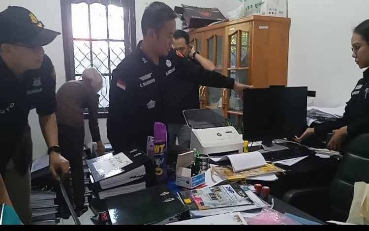 Tim Penyidik Kejaksaan Tinggi (Kejati) Kalimantan Tengah saat!?menggeledah Kantor Badan Pengawas Pemilu (Bawaslu) Kabupaten Seruyan (Foto ; Ist)