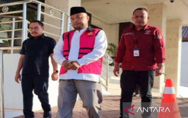 Kejari Pamekasan menggelandang tersangka kasus dugaan korupsi proyek fiktif setelah menjalani pemeriksaan di kantor Kejari Pamekasan, Selasa (29/10/2024). ANTARA/ HO-Kejari Pamekasan