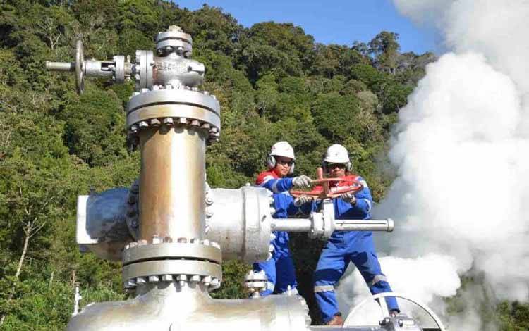 Ilustrasi - Dua petugas Pertamina sedang melakukan perkerjaannya. ANTARA/HO-Humas Pertamina