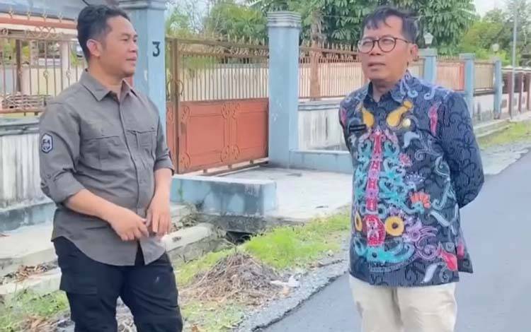 Plt Kepala Dinas PUPR Palangka Raya Fahrial Anchar saat melakukan pengecekan peningkatan jalan di Garuda II (Foto : IST)