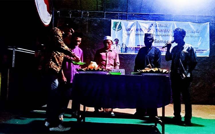 Suasana saat acara syukuran perayaan Hari Jadi ke 44 Desa Tamban Luar, Kecamatan Bataguh, tadi malam. (FOTO: IST)