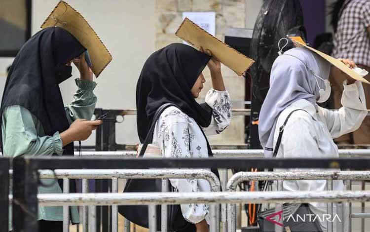 Sejumlah pencari kerja antre saat berlangsungnya bursa kerja Naker Fest di Kantor Dinas Tenaga Kerja Kabupaten Tangerang, Banten, Jumat (11/10/2024). ANTARA FOTO/Sulthony Hasanuddin/Spt. (ANTARA FOTO/SULTHONY HASANUDDIN)
