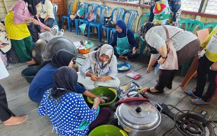 Peserta pelatihan keterampilan tangan kepada pelaku usaha yang berada di Kelurahan Kameloh Baru, Kemacaman Sabangau, Kota Palangka Raya antusias mengikuti kegiatan yang telah dilaksanakan DPKUKMP, Rabu (30/10/2024). ANTARA/Adi Wibowo