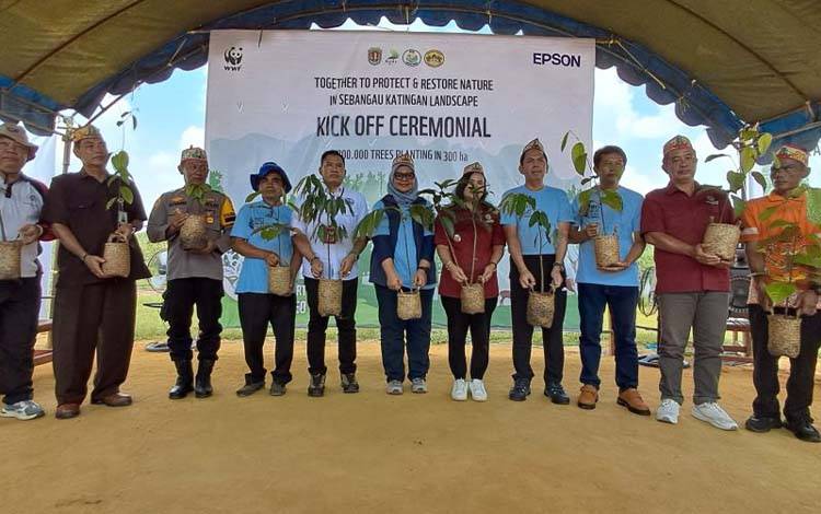Perwakilan dari Yayasan WWF Indonesia bersama dengan perwakilan PT Indonesia Epson Industrys melakukan penanaman pohon secara simbolis. (ANTARA/H0-WWF Indonesia)