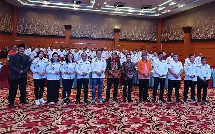 Asisten I Sekretariat Daerah Kotawaringin Timur membuka Muscab I Apdesi Kotim, Kamis, 31 Oktober 2024. (FOTO: DEWIP)