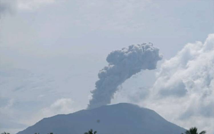 Erupsi gunung api Ibu di Halmahera Barat setinggi 1.325 meter dari permukaan laut, Kamis (31/10/2024). ANTARA/HO- Petugas Pos Pengamatan Gunung Ibu/Abdul Fatah.